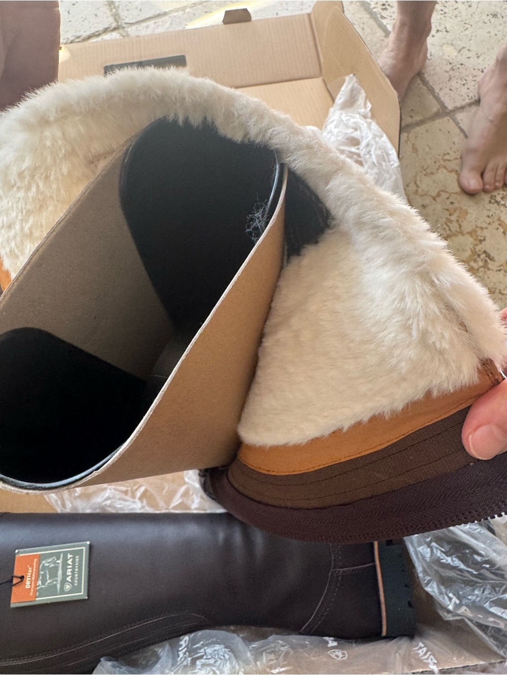 NWT 🔥Ariat Dark Brown Leather Boots with Cream Shearling Cuff - Picture 4 of 8